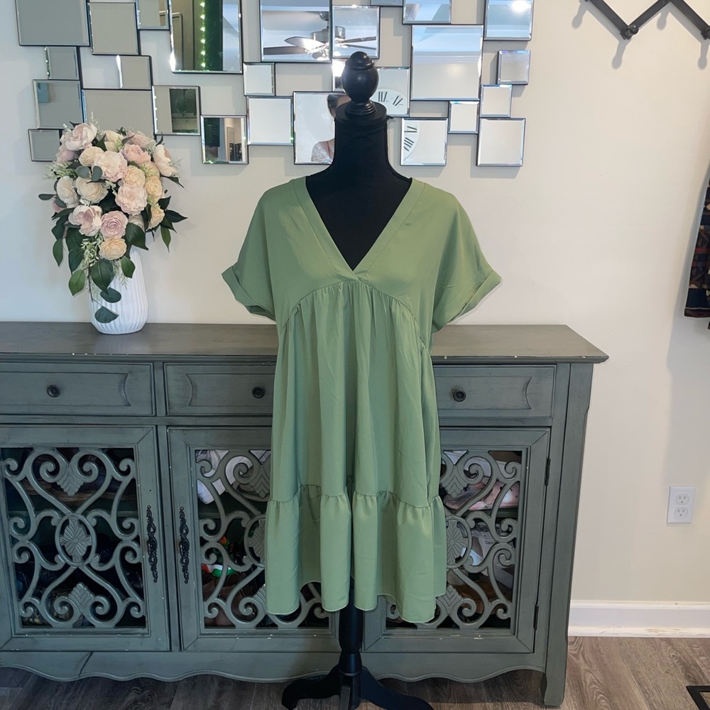 *NWOT* Elegant Green V-Neck Dress